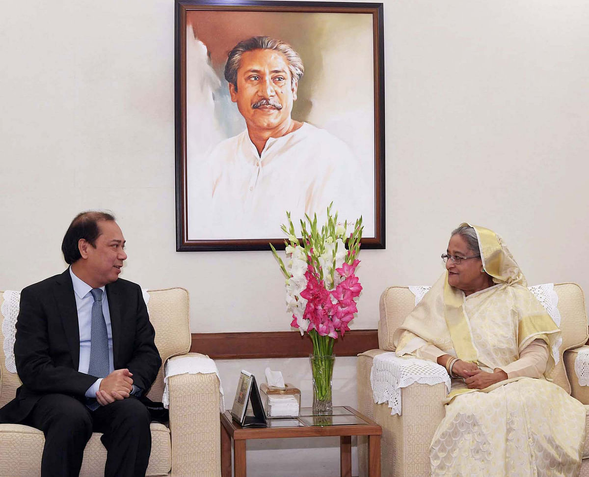 Prime minister Sheikh Hasina (R) talks to visiting special envoy of Vietnam prime minister and deputy minister of foreign affairs Nguyen Quoc Dzung at her official residence Ganabhaban in Dhaka on Wednesday. Photo: PID