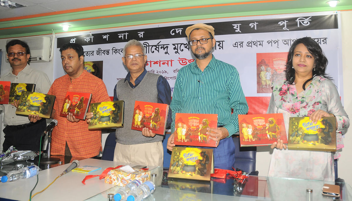 Cartoonist Ahsan Habib, Pragati Publishers’ proprietors Asrar Masud and Solaiman Parsee Faisal and The Financial Express planning editor Asjadul Kibria are seen unveiling covers of two children’s books in the city on Sunday. Photo: Prothom Alo