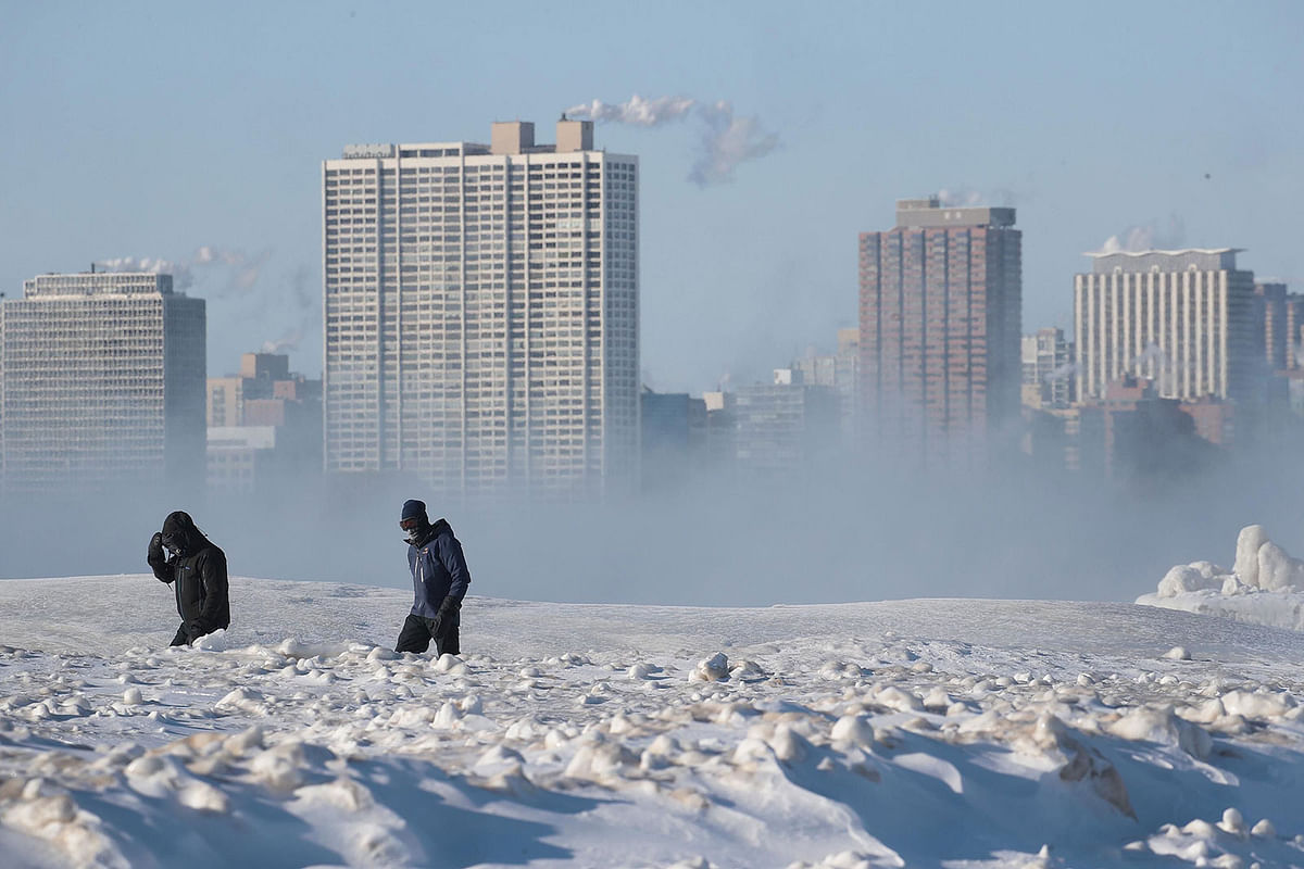 People walk along North Avenue Beach despite a temperature around -20 degrees on 30 January 2019 in Chicago, Illinois. Photo: AFP