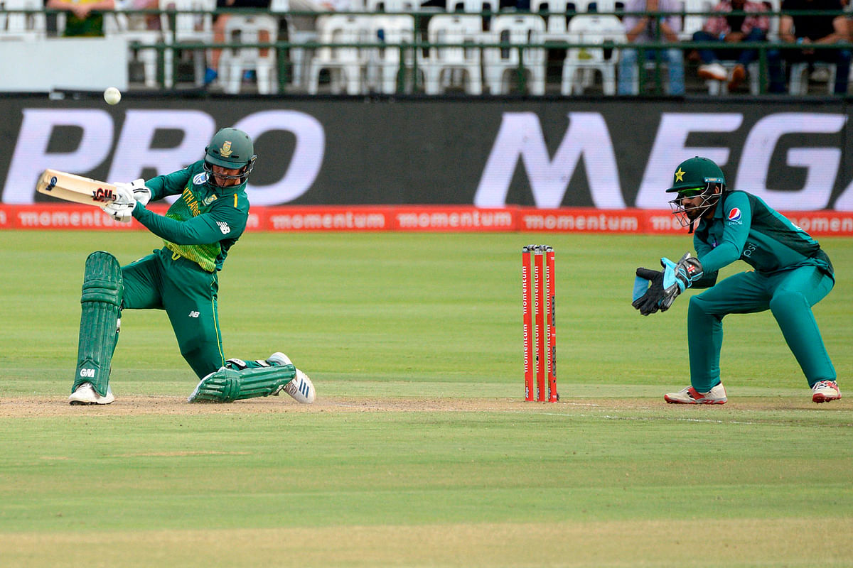 South Africa`s Quinton de Kock (L) plays the ball during the 5th One Day International (ODI) cricket match between South Africa and Pakistan at Newlands Stadium in Cape Town on 30 January 2019. Photo: AFP