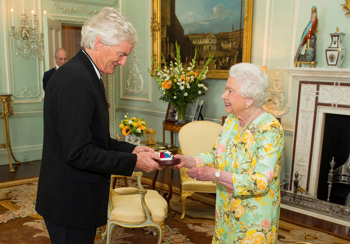 Britain`s Queen Elizabeth presents James Dyson with the insignia of members of the Order of Merit, during a private audience at Buckingham Palace, London on 19 July, 2016. Photo: Reuters