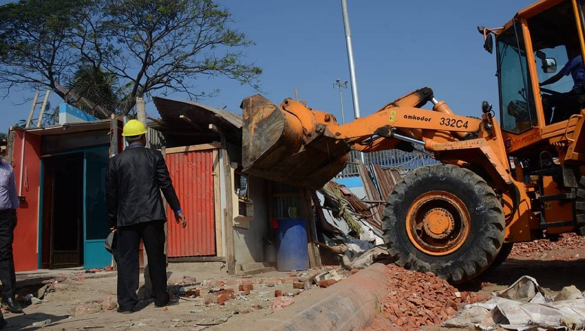 Illegal structures are being demolished on the banks of the Karnaphuli river. Photo: UNB