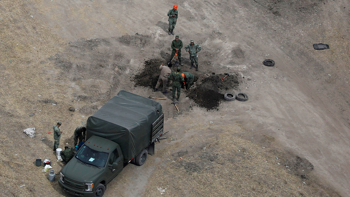 Soldiers excavate as they keep watch at an area where thieves break into the pipelines to steal oil, in Hidalgo state, Mexico 1 February, 2019. Photo: Reuters