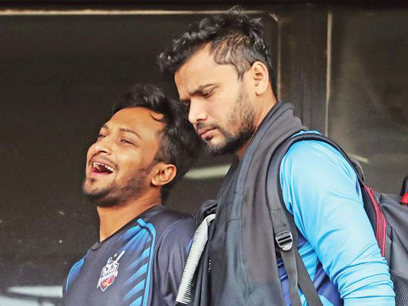 Dhaka Dynamites captain Shakib Al Hasan (L) with Rangpur Riders captain Mashrafe Mortaza. Photo: Prothom Alo