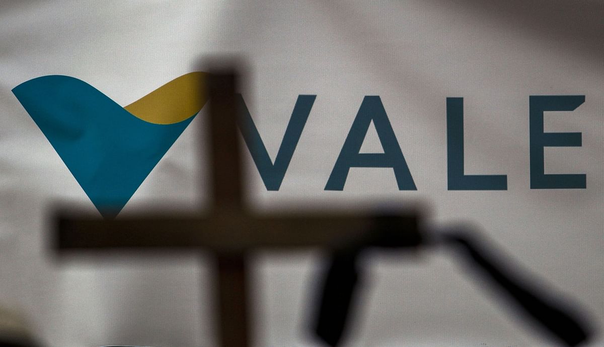 A cross with a black ribbon is seen in front of the Vale mining company logo during a demonstration in front of the Se Cathedral in Sao Paulo, Brazil, on 1 February 2019. Photo: AFP