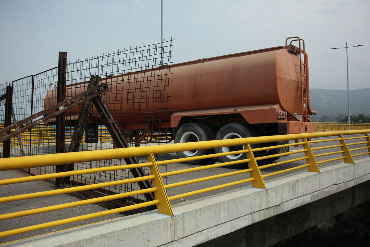 A fuel tank blocks the vehicular passage on Tienditas cross-border bridge between Colombia and Venezuela, in Cucuta, Colombia, on 6 February 2019. Photo: Reuters