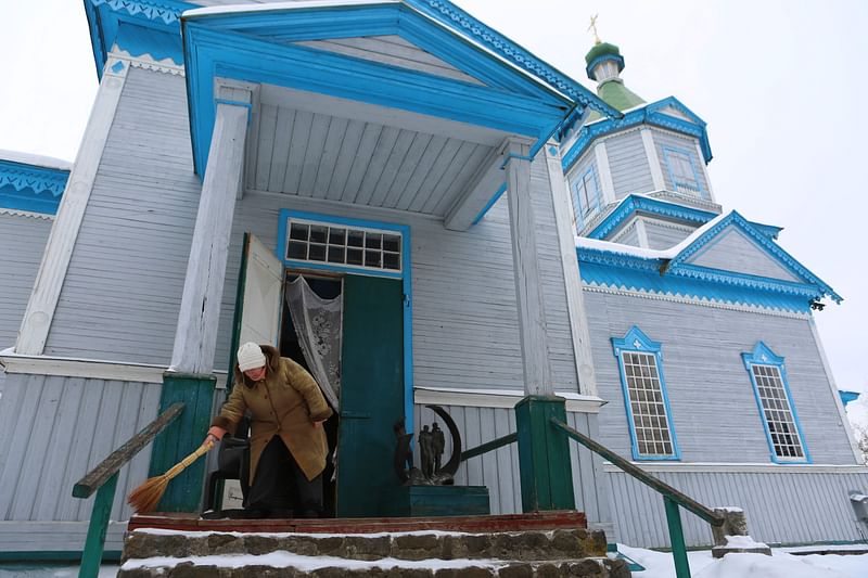 A guide wipes off snows outside the space museum located in Saint Paraskeva church in Pereyaslav-Khemlnytsky, a small town some 80 kilometers southeast of Kiev on 11 January 2019. Photo: AFP