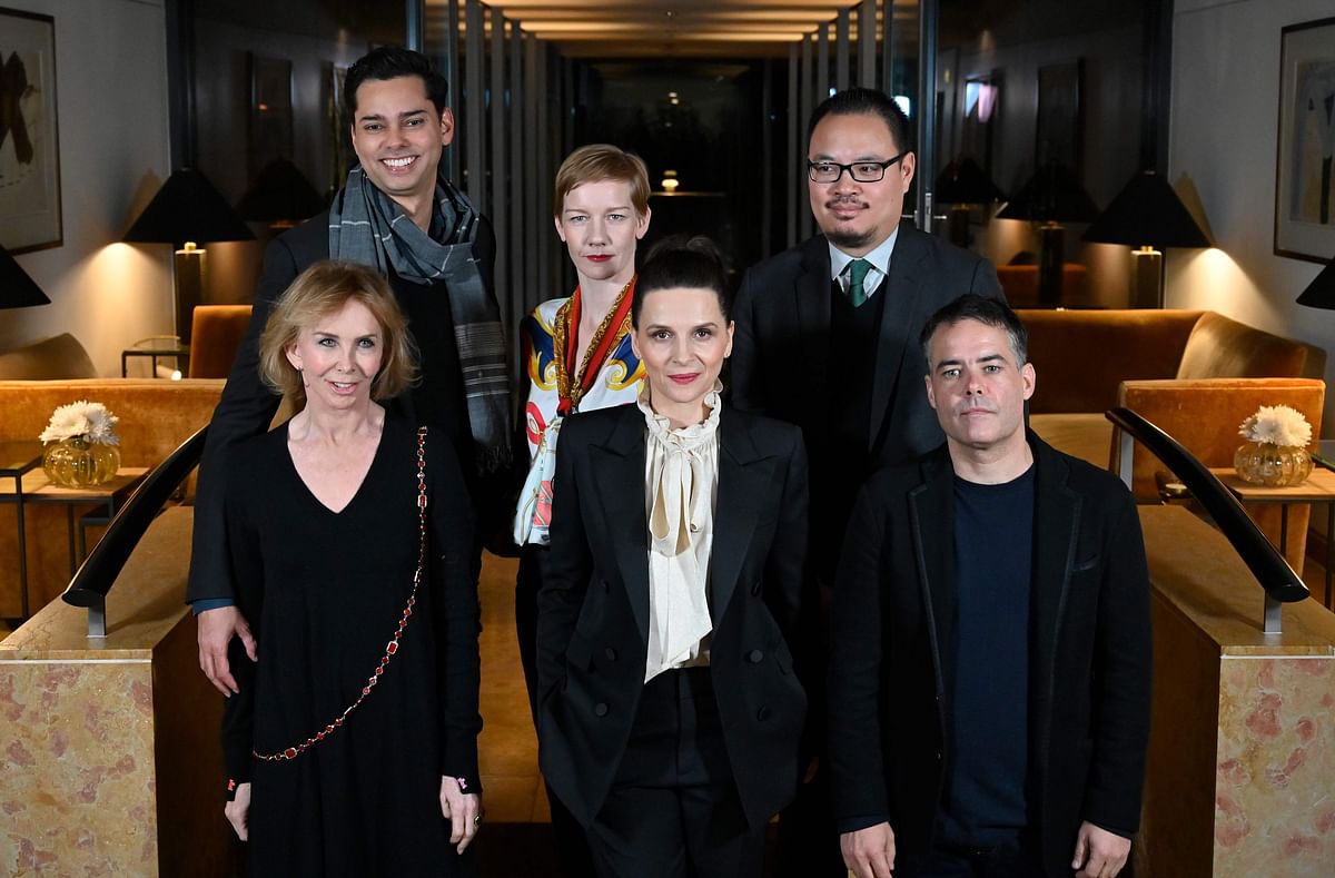 The Berlinale film festival International Jury (Bottow row, L-R) British actress and producer Trudie Styler, French actress and president of the Berlinale 2019 jury Juliette Binoche and Chilean film director Sebastian Lelio (Top row, L-R) US chief curator of film at MoMA Rajendra Roy, German actress Sandra Hueller and US Film critic Justin Chang are presented to photographers in Berlin on 6 February 2019. Photo: AFP