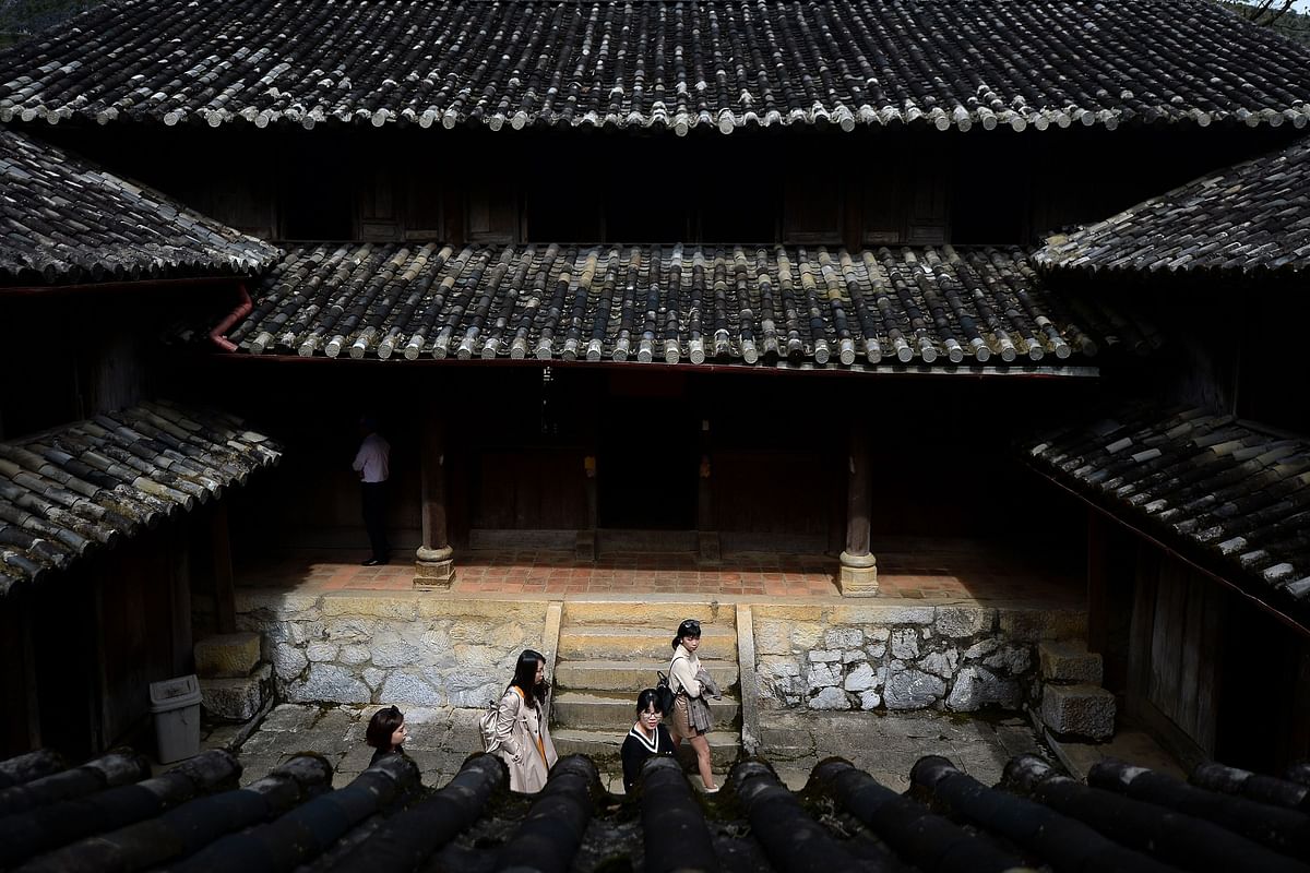This picture taken on 26 October 2018 shows tourists visiting an ancient Hmong family heritage palace in Dong Van district, northern Vietnam`s Ha Giang province. Photo: AFP
