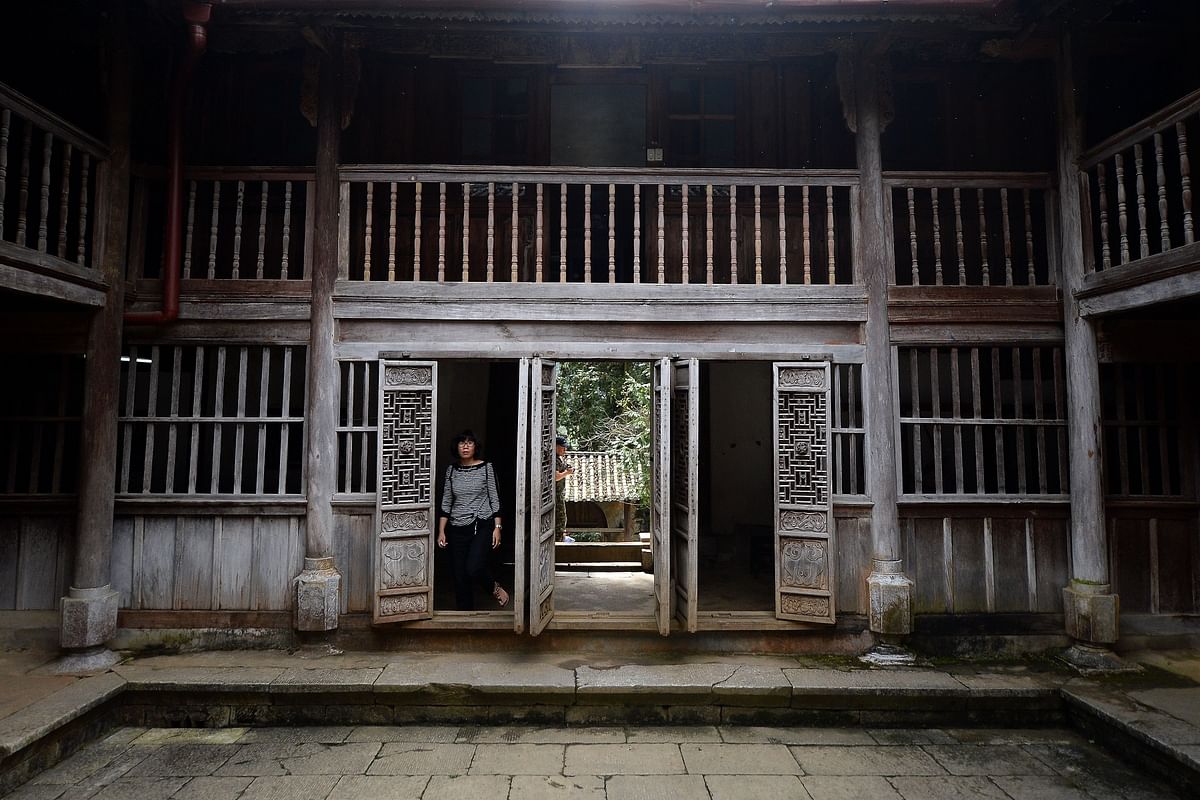 This picture taken on 26 October 2018 shows tourists visiting an ancient Hmong family heritage palace in Dong Van district, northern Vietnam`s Ha Giang province. Photo: AFP
