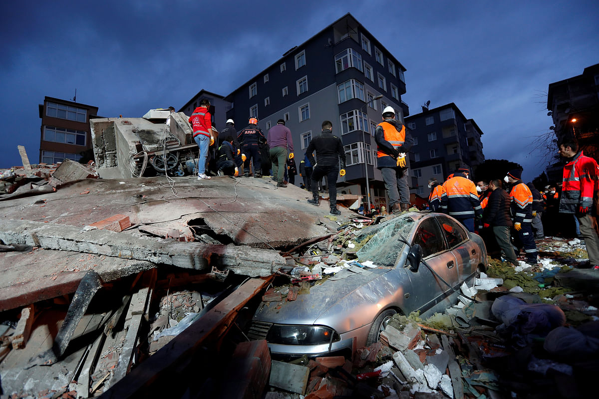 Rescue workers search for survivors at the site of a collapsed residential building in the Kartal district, Istanbul, Turkey on 6 February 2019. Photo: Reuters