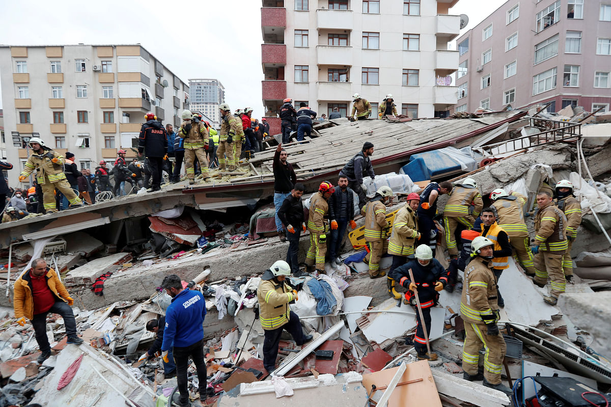 Rescue workers search for survivors at the site of a collapsed residential building in the Kartal district, Istanbul, Turkey on 6 February 2019. Photo: Reuters