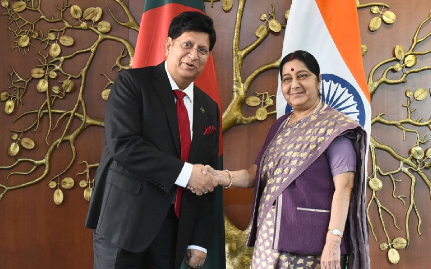 Foreign minister AK Abdul Momen (L) meets India’s external affairs minister Sushma Swaraj. Photo: UNB