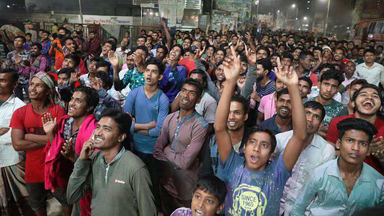 Cricket fans watch the final match of BPL between Dhaka Dynamites and Comilla Victorians on a giant screen in capital`s Maghbazar on 8 February. Photo: Dipu Malakar