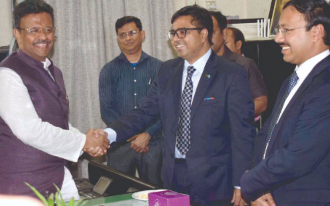 The Dhaka South City Corporation mayor Sayeed Khokon (2nd R) calls on Kolkata Municipal Corporation mayor Firhad Hakim (L) at latter’s office in Kolkata on Friday. Photo: UNB