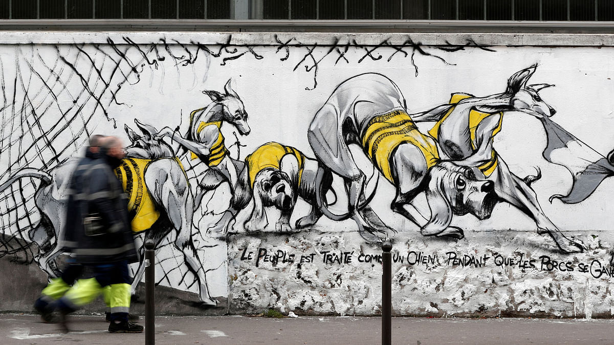 Peole walk past art work on a giant mural by French artist collective Black Lines celebrating the yellow vests movement in Paris, France, 8 February 2019. Photo: Reuters