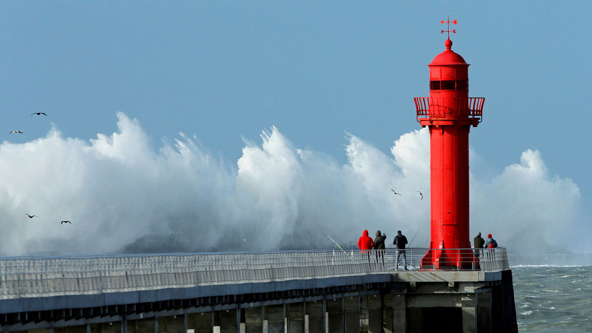 Waves crash against a pier during a windy day in Boulogne-sur-Mer, France, 9 February 2019. Photo: Reuters