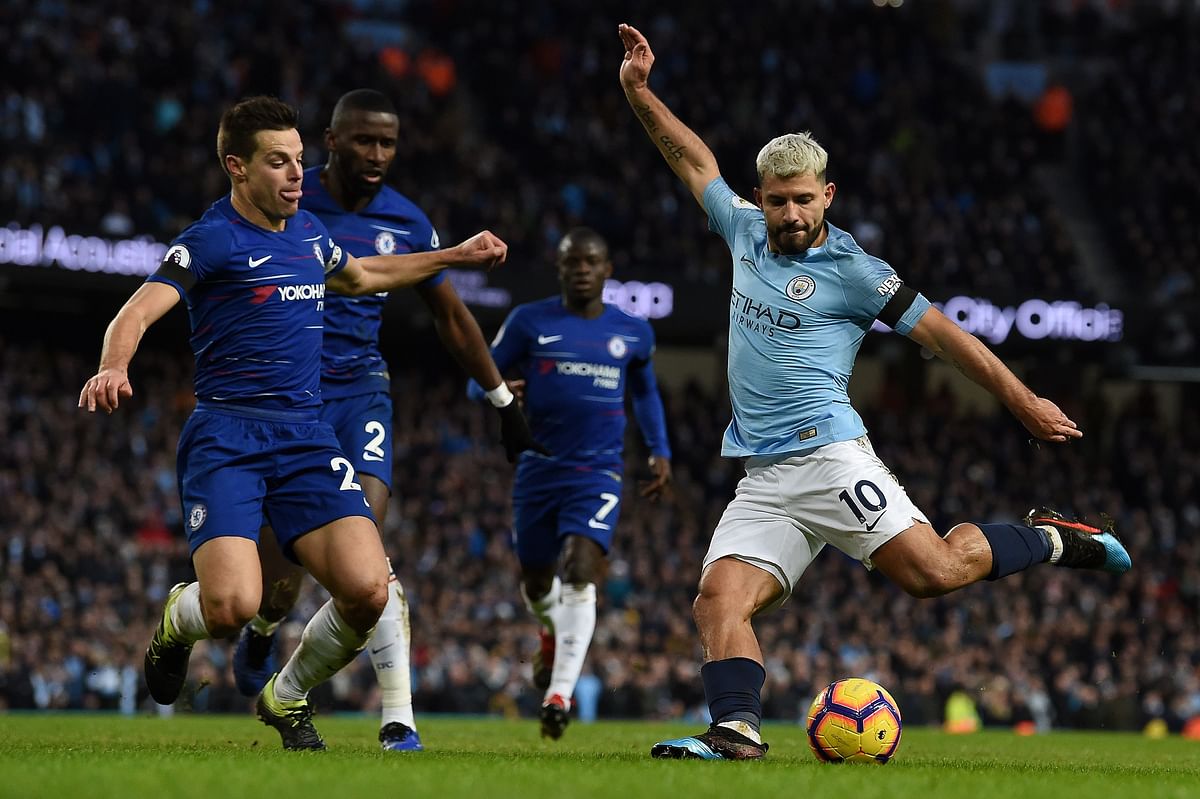 Manchester City`s Argentinian striker Sergio Aguero (R) takes a shot uuring the English Premier League football match between Manchester City and Chelsea at the Etihad Stadium in Manchester, north west England, on 10 February, 2019. Photo: AFP