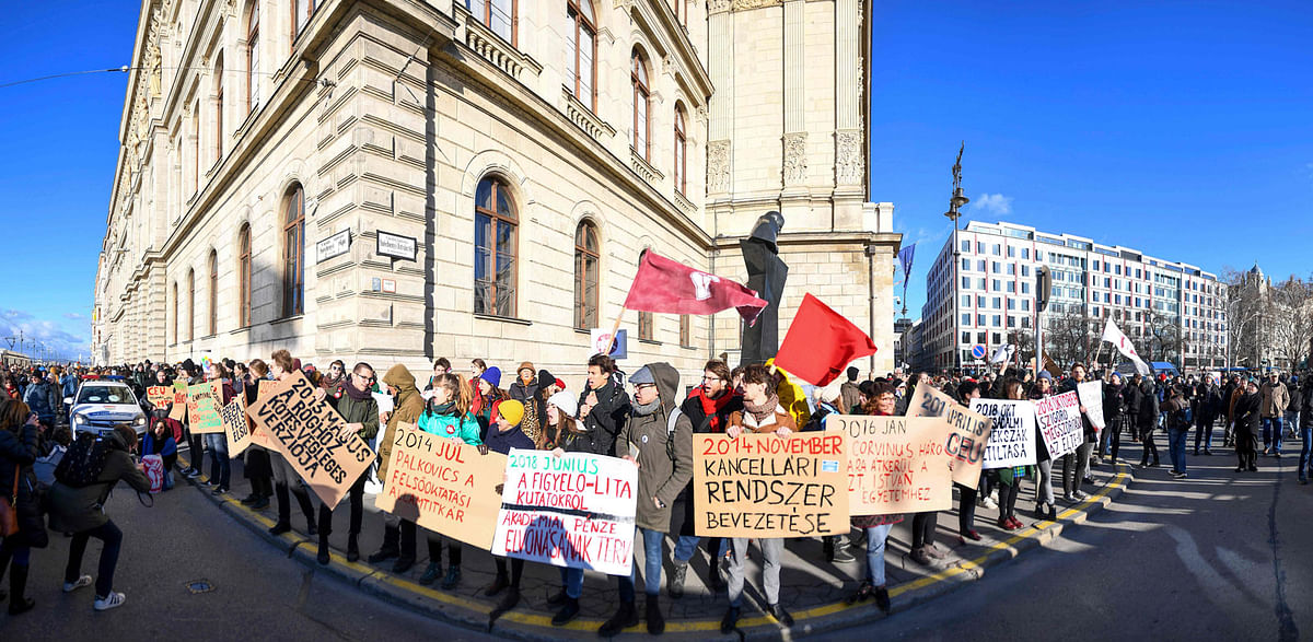 Demonstrators protest against the education and scientific research policy of the Hungarian government in front of the Hungarian Academy of Sciences in Budapest on 12 February 2019. Photo: AFP