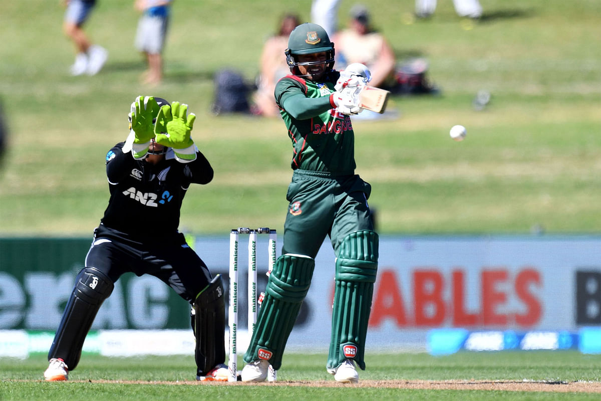 Bangladesh`s Mohammad Mithun plays a shot as New Zealand`s wicketkeeper Tom Latham (L) looks on during the first one-day international (ODI) cricket match between New Zealand and Bangladesh in Napier on 13 February 2019. Photo: AFP