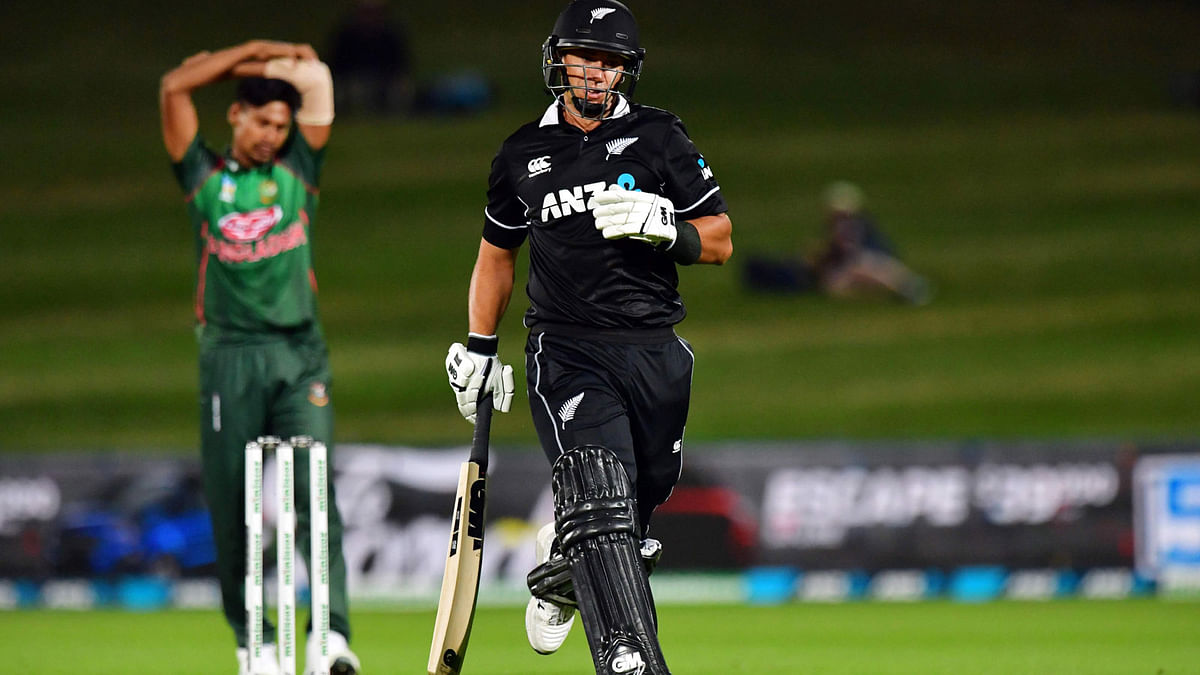 New Zealand`s Ross Taylor runs between the wickets during the first one-day international (ODI) cricket match between New Zealand and Bangladesh in Napier on 13 February 2019. Photo: AFP