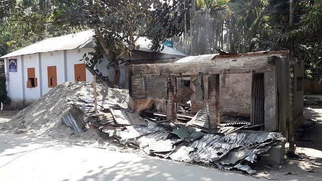A group of agitated people vandalise houses and shops of the Ahmadiyya community in Ahmadnagar of Panchagarh on Tuesday. Photo: Prothom Alo