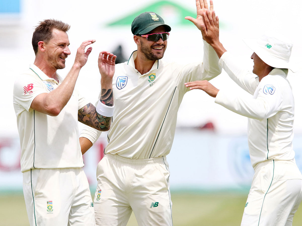 South Africa`s Dale Steyn (L), Aiden Markram and Zubayr Hamza (R) celebrate the wicket of Sri Lanka`s Kusal Perera during day 2 of the first test match between South Africa and Sri Lanka held at the Kingsmead Stadium in Durban on 14 February, 2019. Photo: AFP