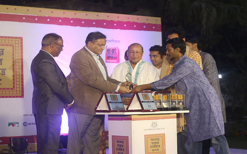 Producer Faridur Reza Sagar received the award on behalf of the ‘Komola Rocket’ team. Photo: UNB