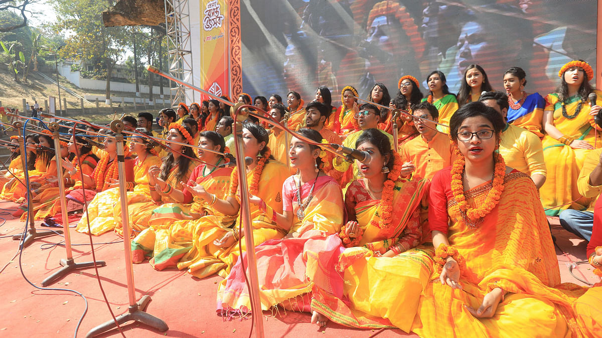 Artistes singing on the occasion of Pahela Falgun, the first day of spring, at Shirishtola of Chittagong Railway Building area on 13 February. Photo: Jewel Shill