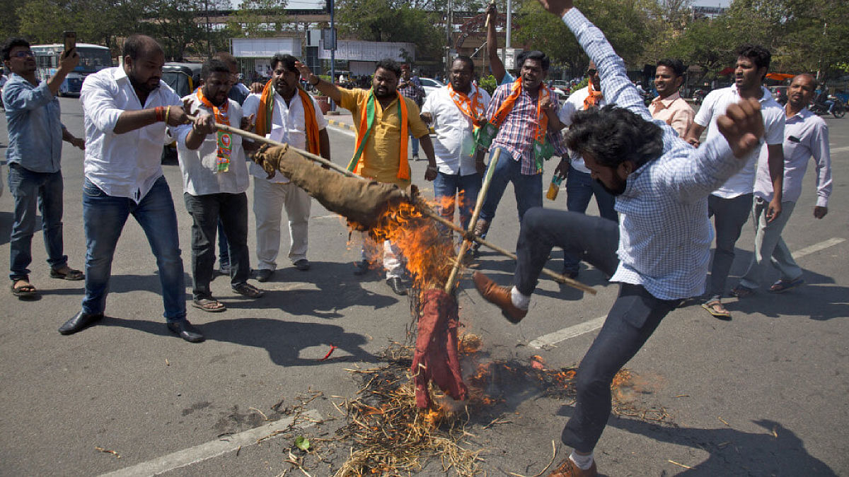 Activists of Bharatiya Janata Yuva Morcha (BJYM) burn a symbolic effigy of Pakistan and shout slogans against Thursday`s attack on a paramilitary convoy in Kashmir, in Hyderabad, India, on 15 February. Photo: AP/UNB
