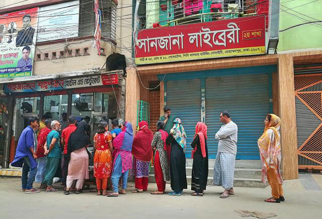 People waiting in queue in front a restaurant of Mohammadpur area on Saturday. Gas outage in some parts of the capital forced city dwellers to buy food from shops. Photo: Sabina Yasmin