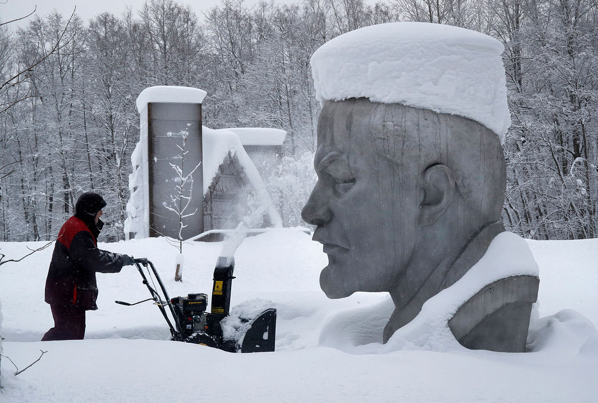 A worker uses a snowblower to clear the area around a statue of Soviet Union founder Vladimir Lenin at the Lenin Hut Museum in a forest near Razliv Lake, outside St. Petersburg, Russia, Monday, 4 February 2019. Photo: AP