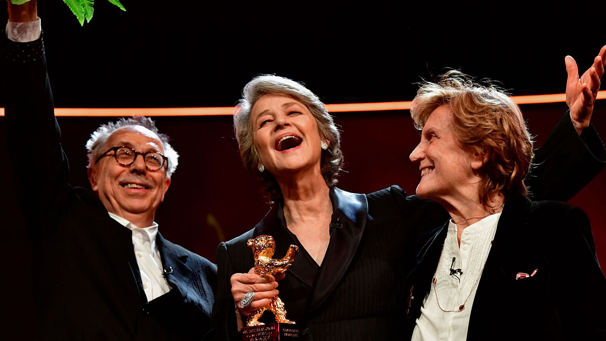 British actress Charlotte Rampling (C) holds her Honorary Golden Bear next to director of the Berlinale Film Festival Dieter Kosslick (L) and Italian film director Liliana Cavani during an award ceremony at the 69th Berlinale film festival on 14 February 2019 in Berlin. The Berlin film festival will be running from 7 to 17 February 2019. Photo: AFP