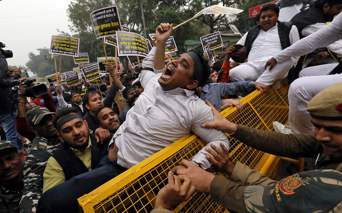 An activist of the youth wing of India`s main opposition Congress party shouts slogans during a protest against the attack on a bus that killed 44 Central Reserve Police Force (CRPF) personnel in south Kashmir on Thursday, in New Delhi, India, 15 February 2019. Photo: Reuters