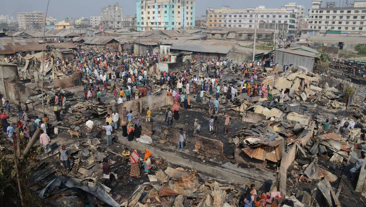 A deadly fire guts around 200 shanties of the Bheramarket slum in Chaktai area of Chattogram early Sunday. Photo: UNB