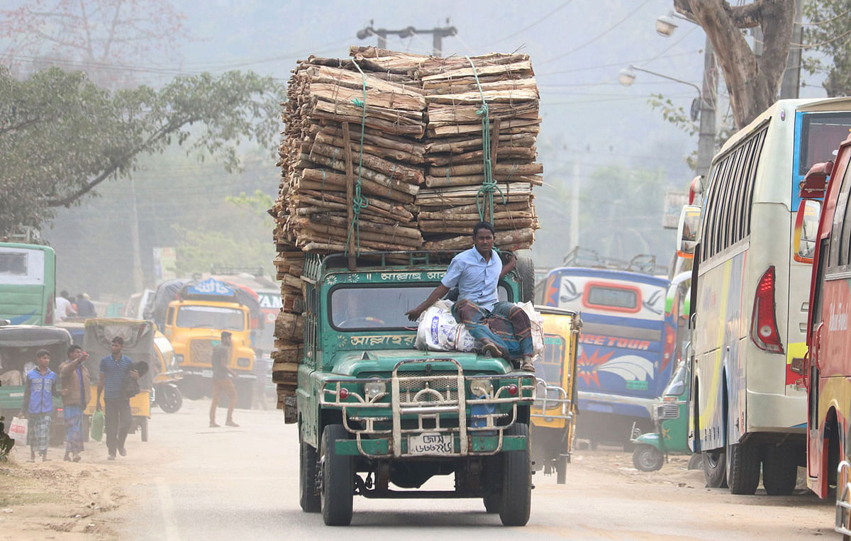 An overloaded human hauler plying across the hilly roads at Chengi Square in Khagrachhari on 18 February. Photo: Nerob Chowdhury