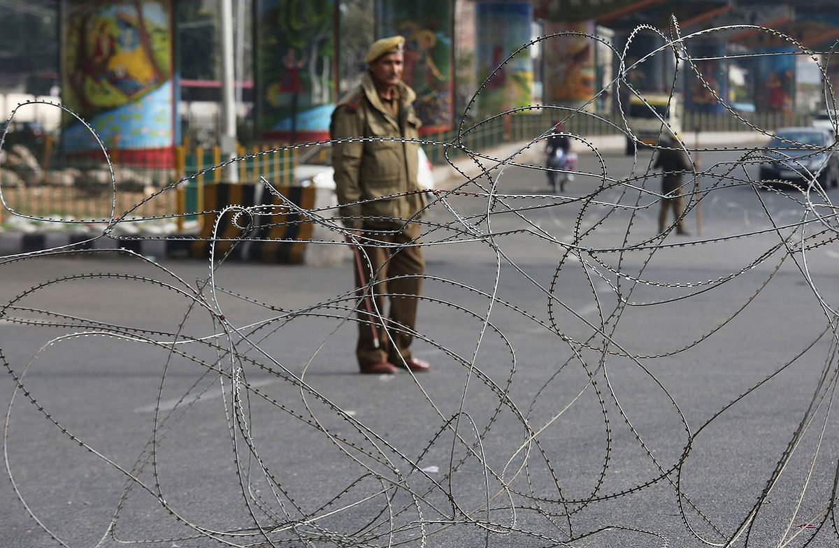 A policeman stands guard at a street during a curfew in Jammu, 17 February, 2019. Photo: Reuters