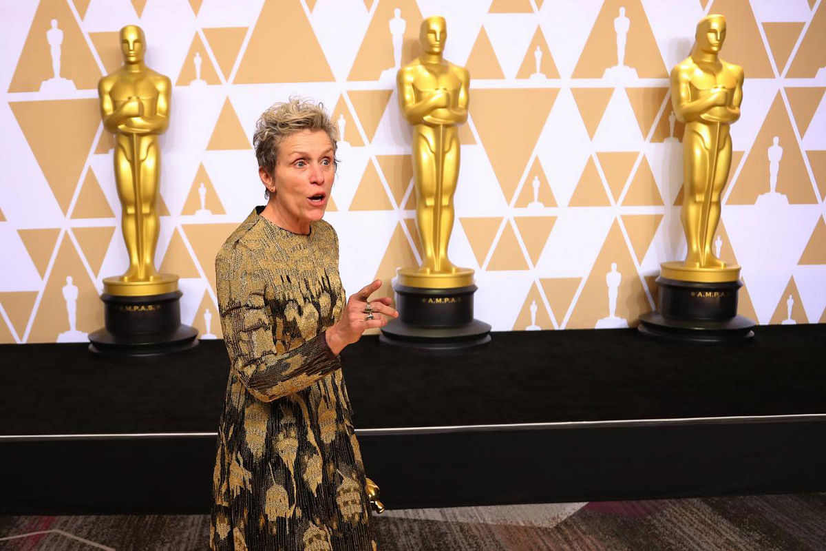 90th Academy Awards - Oscars Backstage - Hollywood, California, US, 04/03/2018 - Frances McDormand poses backstage with her Best Actress Oscar for “Three Billboards Outside Ebbing, Missouri.` -- Photo: Reuters