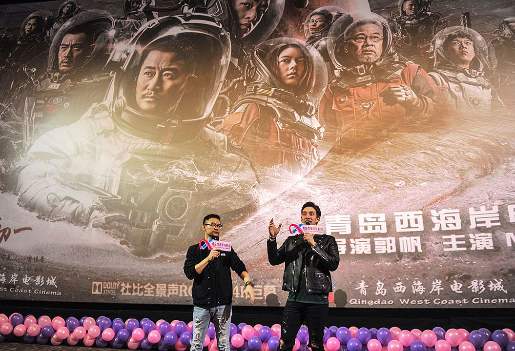 This photo taken on 17 February 2019 shows film director Guo Fan (L) and American actor Michael Stephen Kai Sui attending a promotional event for Chinese sci-fi film `The Wandering Earth` in Qingdao in China`s eastern Shandong province. Photo: AFP