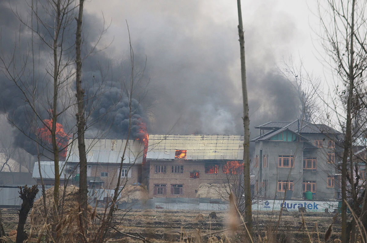 A house where suspected militants were holding up is seen in flames during a gun battle with Indian security forces in Pinglan village in south Kashmir`s Pulwama district 18 February, 2019. Photo: Reuters