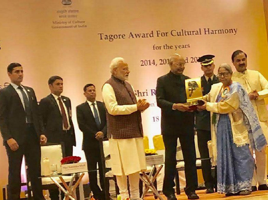 Chhayanaut president Sanjida Khatun receives India’s prestigious Tagore Award at Pravasi Bharatiya Kendra in New Delhi. Photo: UNB