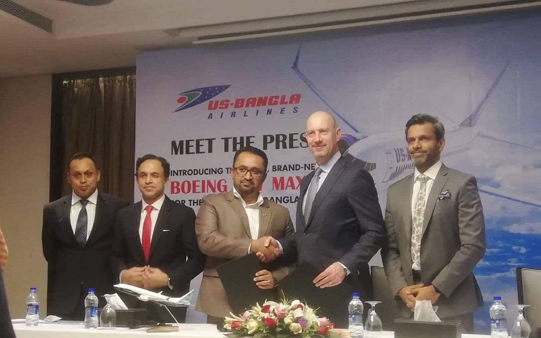 US-Bangla Airlines CEO Imran Asif (3rd L) and AerCap’s chief executive officer and chief commercial officer Philip Scruggs shakes hand at the media conference. Photo: UNB