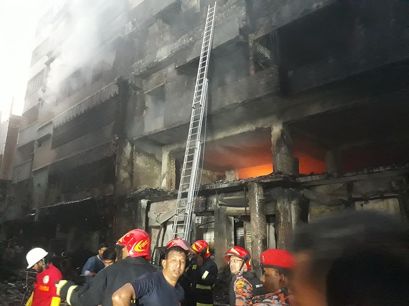 Flames and smoke arise from the burnt building in Chawkbazar, Old Dhaka, on 21 February 2019. Photo: Asaduzzaman