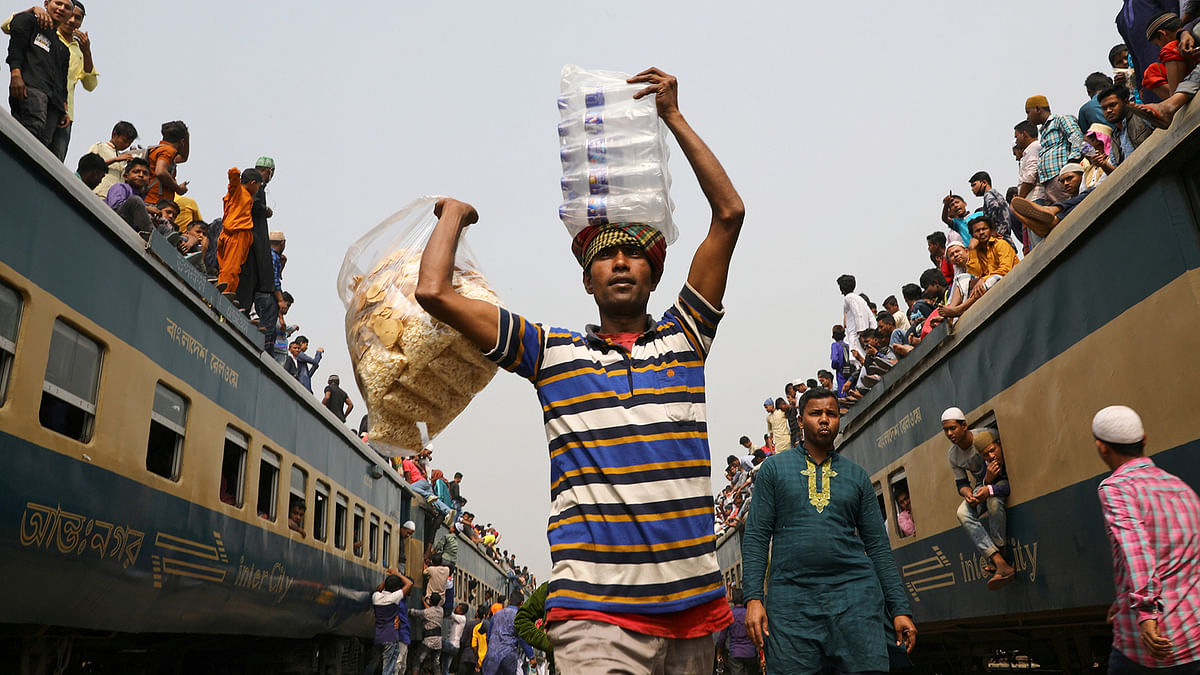 A man sells water and dry food at a rail station in Tongi near Dhaka, Bangladesh, 19 February 2019. Photo: Reuters