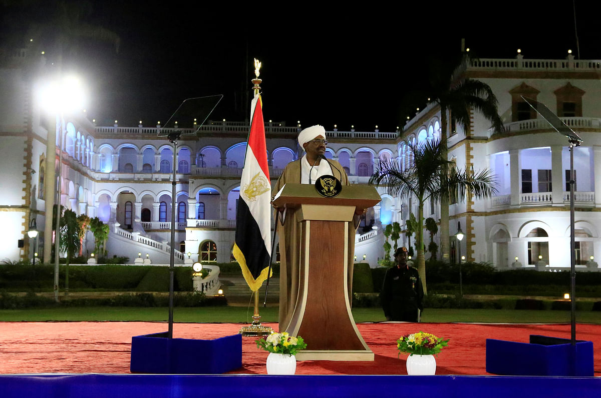 Sudan’s president Omar al-Bashir delivers a speech at the Presidential Palace in Khartoum, Sudan on 22 February 2019. Photo: Reuters Meta: Sudanese president Omar al-Bashir declared a nationwide state of emergency on Friday and dissolved the government in an effort to quell weeks of demonstrations that have rocked his iron-fisted rule