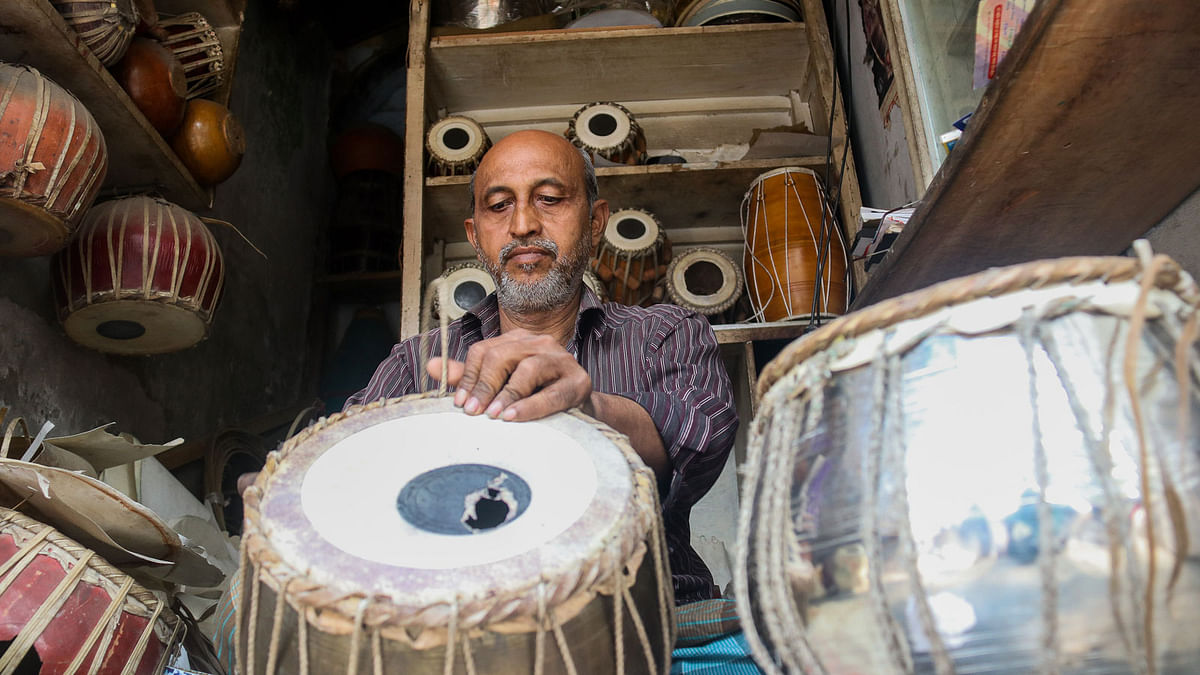 A shopkeeper repairs a drum at Sir Iqbal Road in Khulna on 24 February. A drum sells at Tk 2,000 to 3,500 and it costs Tk 500 to 1200 to repair them. Photo: Saddam Hossain