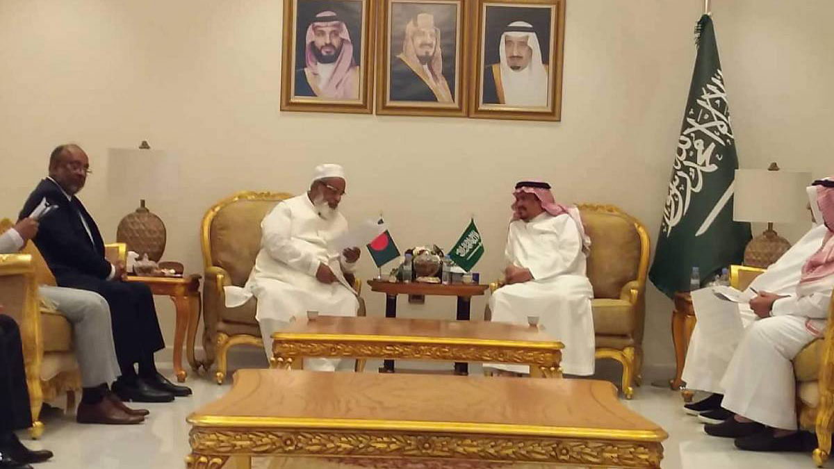 A Bangladeshi delegation, led by state minister for religious affairs Sheikh Md Abdullah meets Saudi Arabia’s minister for Hajj and Umrah Mohammad Saleh bin Taher Benten at his office in Mecca on Tuesday. Photo: UNB