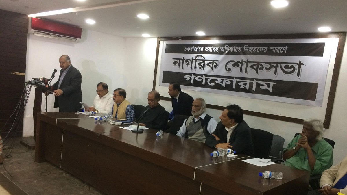Jatiya Oikya Front convener Kamal Hossain speaks at a civic condolence meeting organised by his party at the National Press Club in Dhaka on Tuesday in memory of those killed in Chawkbazar fire. Photo: UNB