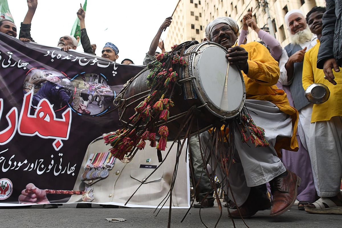Pakistani supporters of Sunni Tehreek (ST) gather as they celebrate the Pakistan Air Force (PAF) for shooting down Indian fighter jets, during a rally in Karachi on 27 February 2019. Photo: AFP