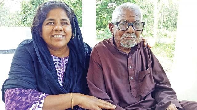 Palan Sarkar with his daughter Rokeya Khatun. Prothom Alo File Photo